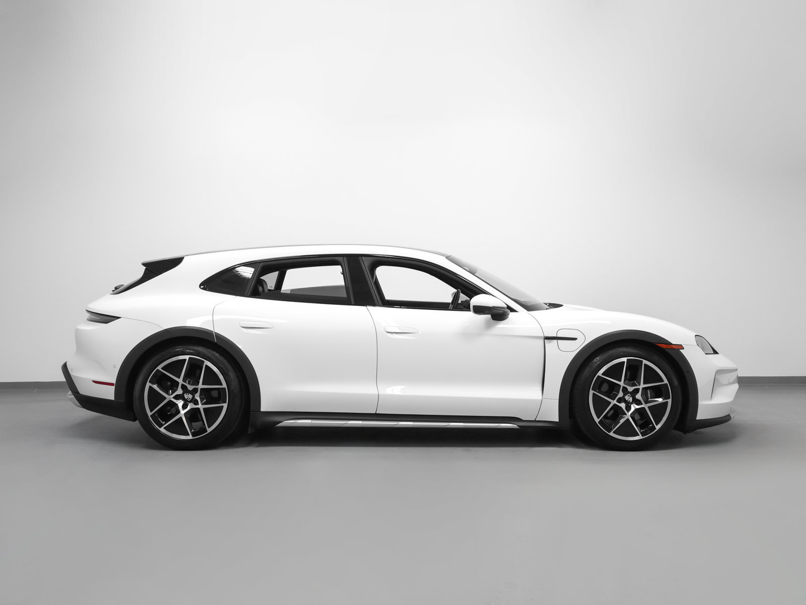 Certified 2025 Porsche Taycan 4 Cross Turismo w/ Premium Package AWD/4WD image 13