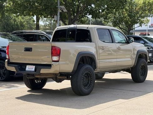 Used 2016 Toyota Tacoma TRD Off-Road w/ Premium & Technology Package AWD/4WD image 4
