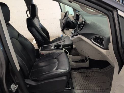 Used 2023 Chrysler Pacifica Touring-L FWD image 30