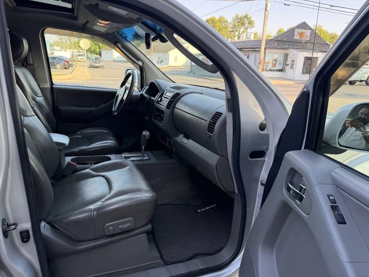 Used 2005 Nissan Frontier LE w/ (X01) Leather Pkg AWD/4WD image 30