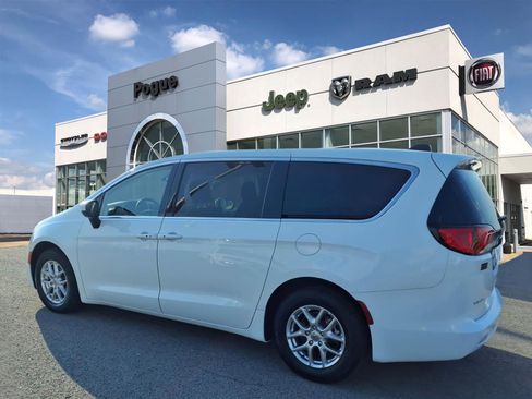 Used 2023 Chrysler Voyager LX image 3