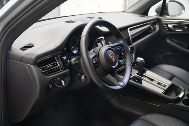Certified 2026 Porsche Macan AWD/4WD image 4