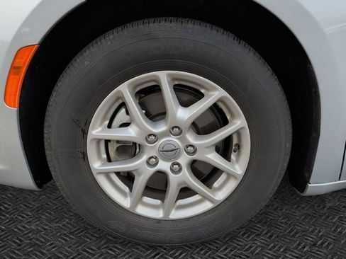 Used 2023 Chrysler Pacifica Touring-L w/ Uconnect Theater Family Group FWD image 11