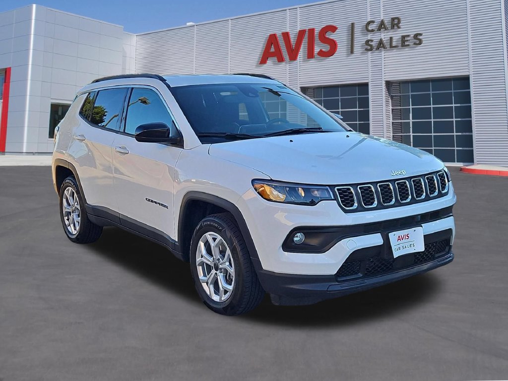 Used 2025 Jeep Compass Latitude AWD/4WD image 3