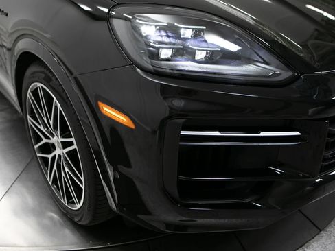 Used 2025 Porsche Cayenne Turbo AWD/4WD image 12