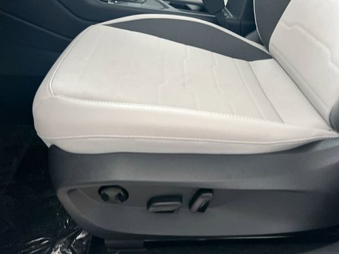 New 2026 Volkswagen Taos SE image 12