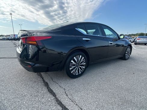 Used 2024 Nissan Altima 2.5 SV image 11