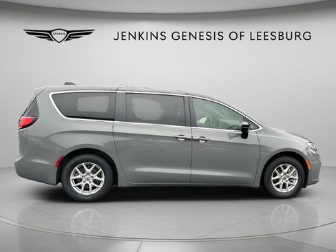 Used 2025 Chrysler Pacifica Select FWD image 4