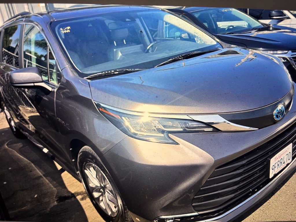 Used 2023 Toyota Sienna XLE FWD image 1