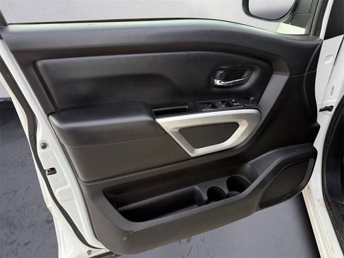 Used 2021 Nissan Titan SV image 18