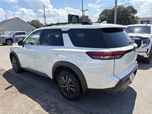 Used 2022 Nissan Pathfinder SV w/ SV Premium Package FWD image 9