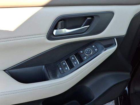 Used 2025 Nissan Rogue SL FWD image 3