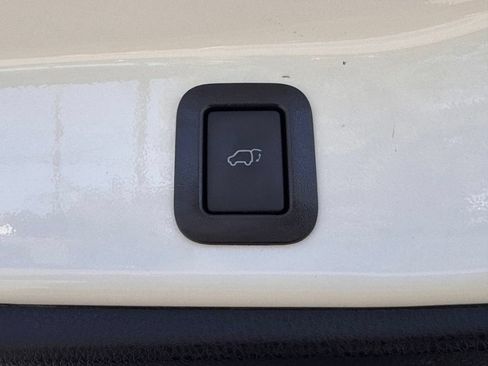 Used 2019 Toyota Highlander SE FWD image 14