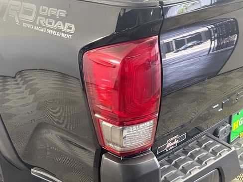 Used 2017 Toyota Tacoma TRD Off-Road w/ Tow Package (A/T) AWD/4WD image 36