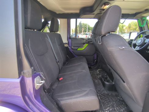 Used 2018 Jeep Wrangler Unlimited Sahara AWD/4WD image 9