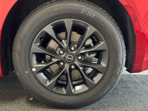 New 2025 Chrysler Pacifica Select w/ Fav Edition Package image 10