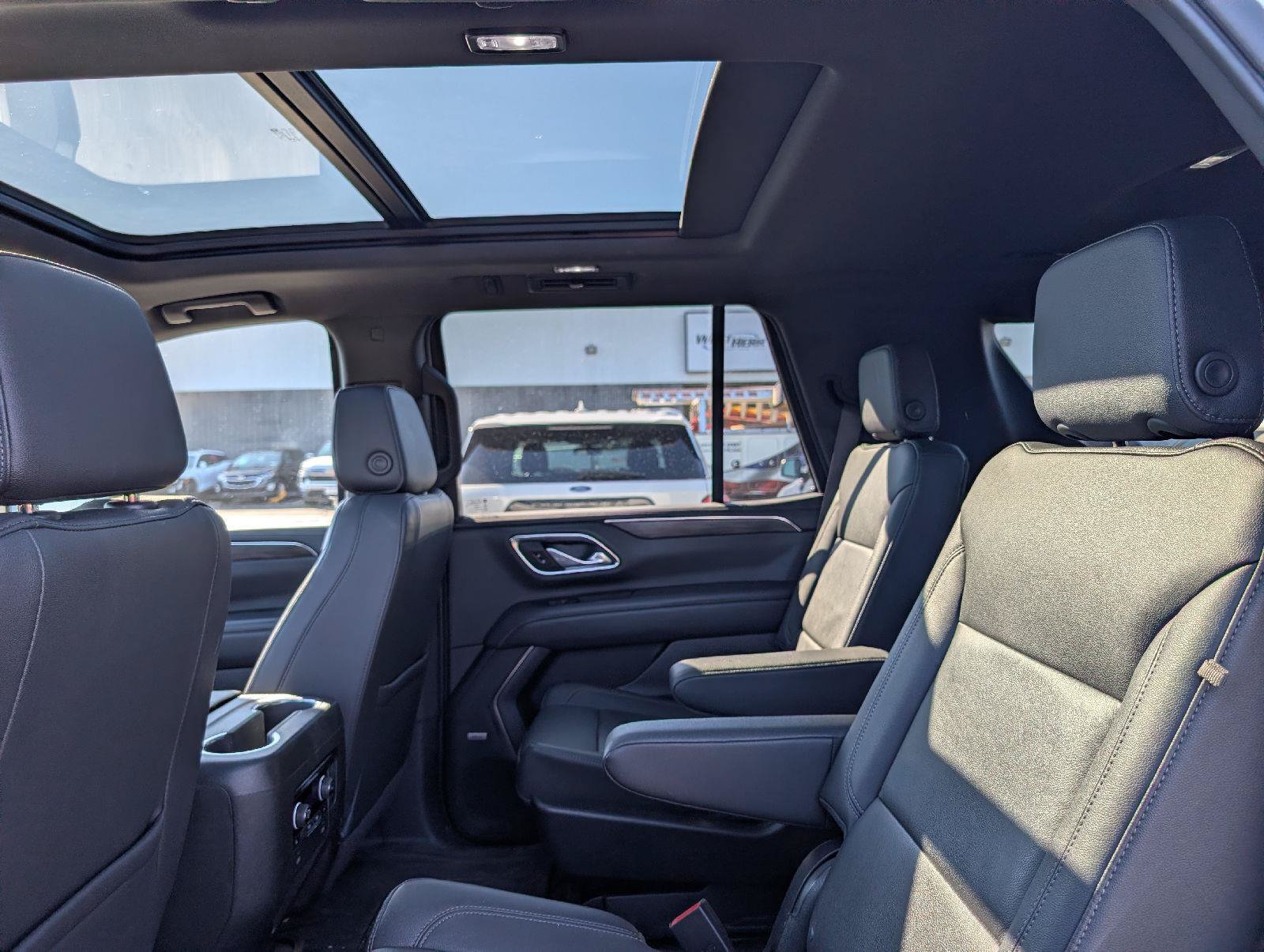 Used 2022 Chevrolet Tahoe Z71 w/ Luxury Package AWD/4WD image 10