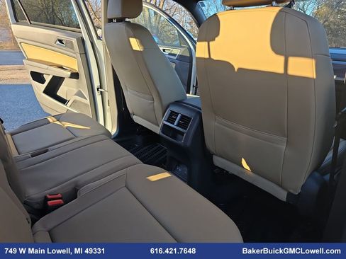 Used 2020 Volkswagen Atlas Cross Sport SE w/ Towing Package image 11