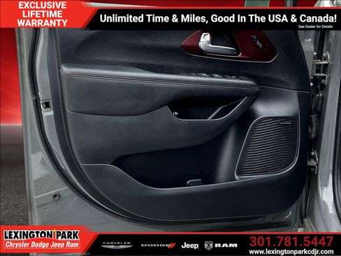 Used 2020 Chrysler Pacifica Limited FWD image 19