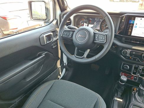 Used 2025 Jeep Gladiator Mojave AWD/4WD image 15