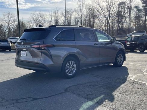 Used 2022 Toyota Sienna XLE image 5