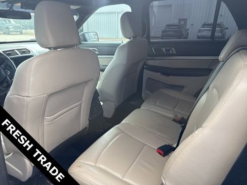 Used 2018 Ford Explorer XLT w/ Equipment Group 202A image 5