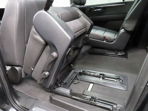 Used 2025 Chevrolet Suburban Z71 image 65