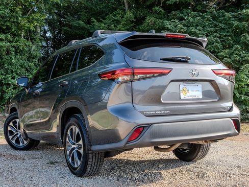 Used 2020 Toyota Highlander XLE FWD image 3