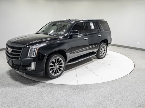 Used 2020 Cadillac Escalade Luxury w/ Escalade Sport Edition AWD/4WD image 37