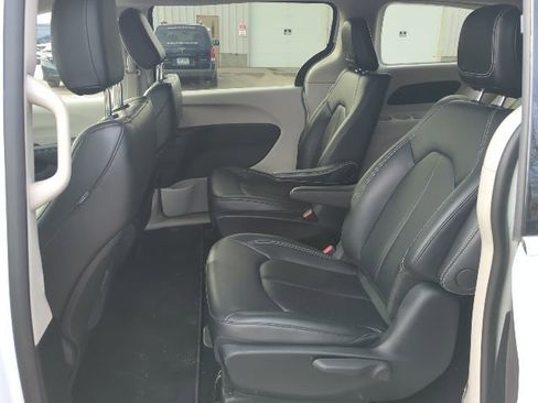 Used 2024 Chrysler Pacifica Select image 16