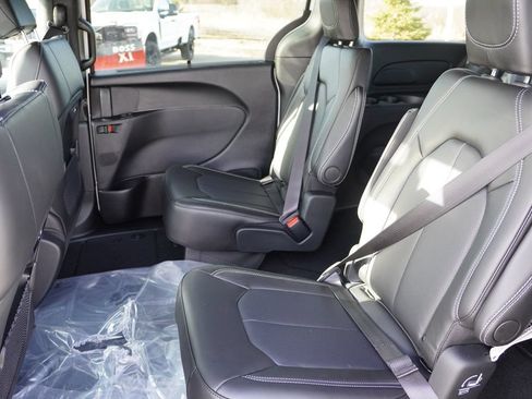 New 2026 Chrysler Pacifica Select w/ S Appearance Package AWD/4WD image 13