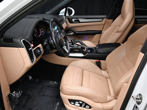 Used 2019 Porsche Cayenne Turbo w/ Premium Plus Package image 49