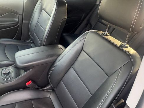 Used 2024 GMC Terrain SLT w/ Infotainment Package II AWD/4WD image 32
