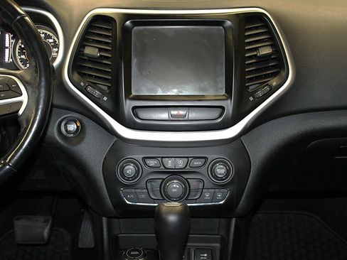 Certified 2018 Jeep Cherokee Latitude Plus w/ Cold Weather Group AWD/4WD image 14
