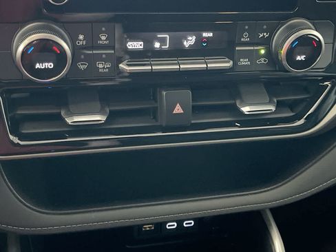 Used 2024 Toyota Highlander LE AWD/4WD image 19