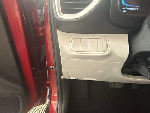 Used 2025 Hyundai Venue SEL FWD image 21