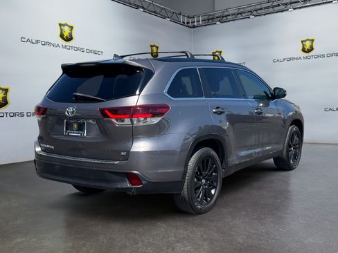 Used 2019 Toyota Highlander SE w/ Carpet Mat Package (TMS) FWD image 5