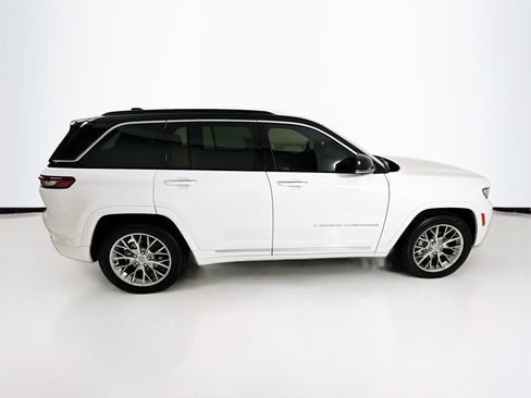 Used 2025 Jeep Grand Cherokee Summit w/ Luxury Tech Group V image 9