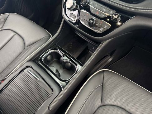 New 2026 Chrysler Pacifica Limited image 21