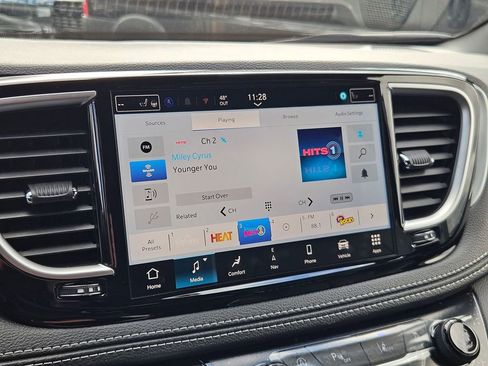 New 2026 Chrysler Pacifica Limited image 23