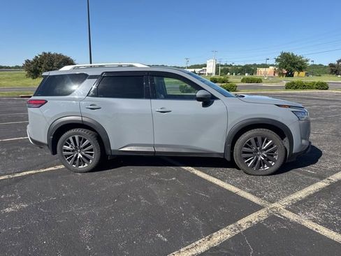Used 2023 Nissan Pathfinder SL AWD/4WD image 3
