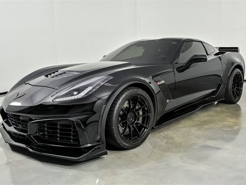 Used 2015 Chevrolet Corvette Z06 w/ 3LZ Preferred Equipment Group RWD image 5