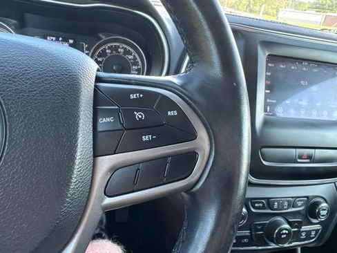 Used 2019 Jeep Cherokee Latitude Plus AWD/4WD image 21