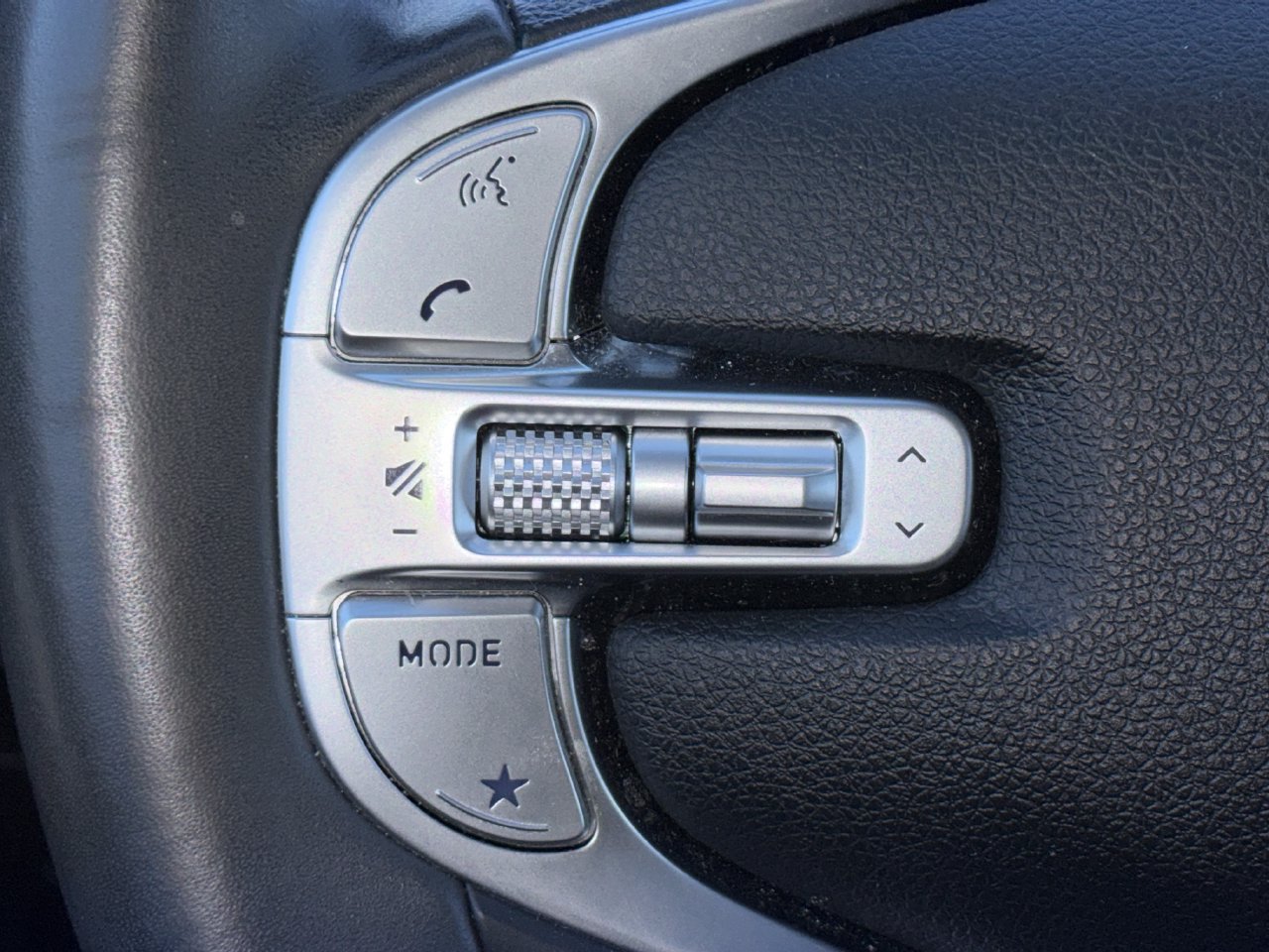 Used 2025 Genesis GV70 2.5T AWD/4WD image 11