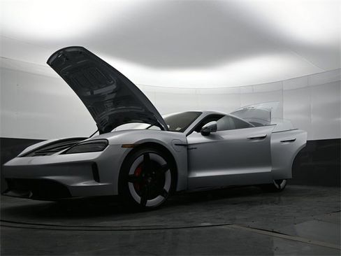 New 2025 Porsche Taycan GTS image 36