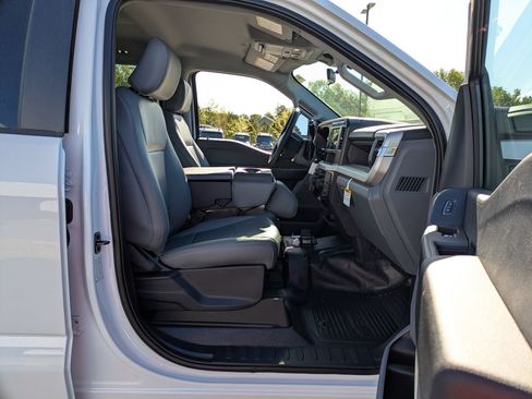 New 2026 Ford F550 4x4 Crew Cab image 36