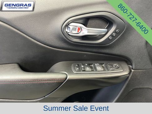 Used 2020 Jeep Cherokee Trailhawk AWD/4WD image 14