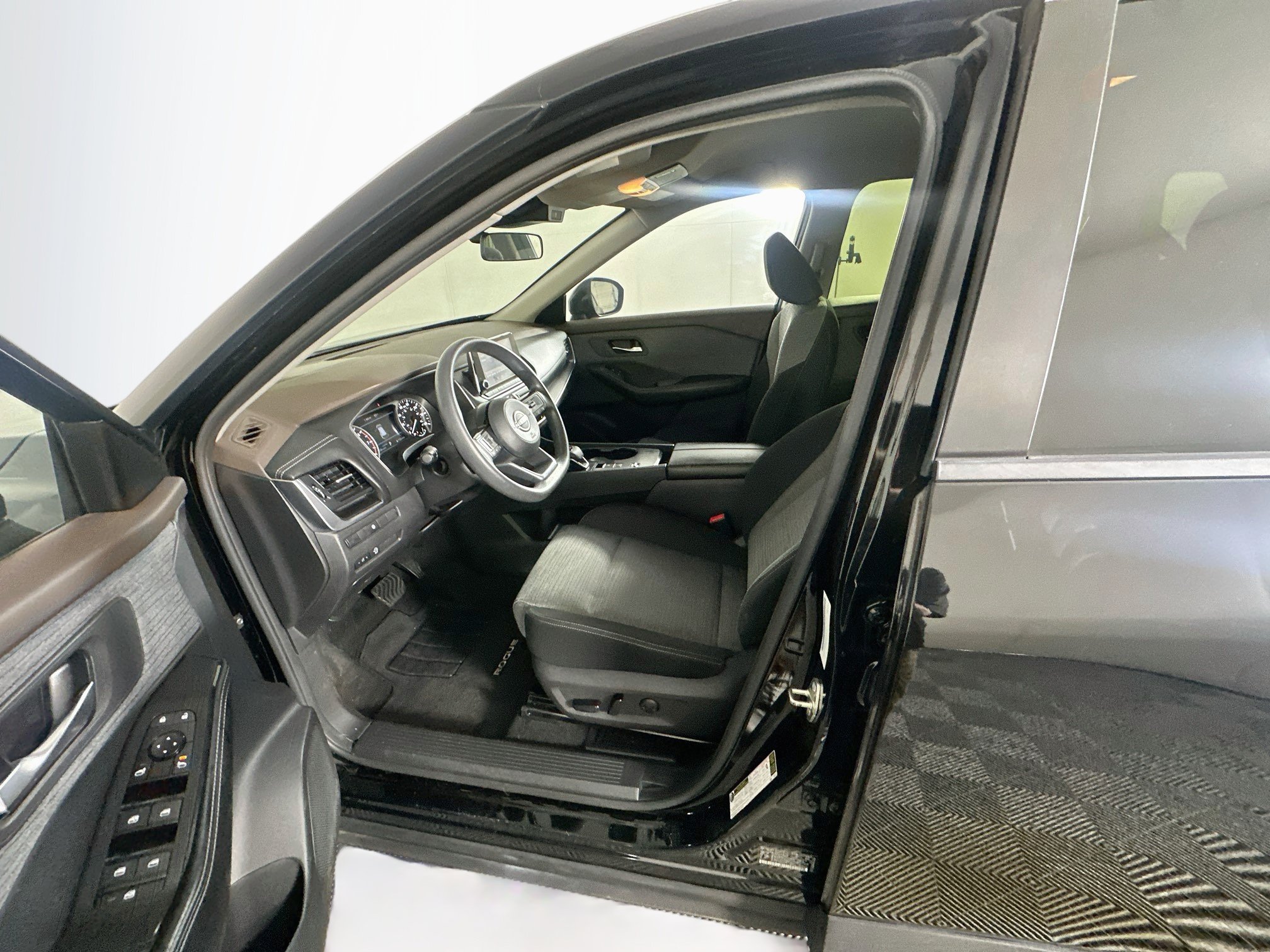 Used 2023 Nissan Rogue SV FWD image 13