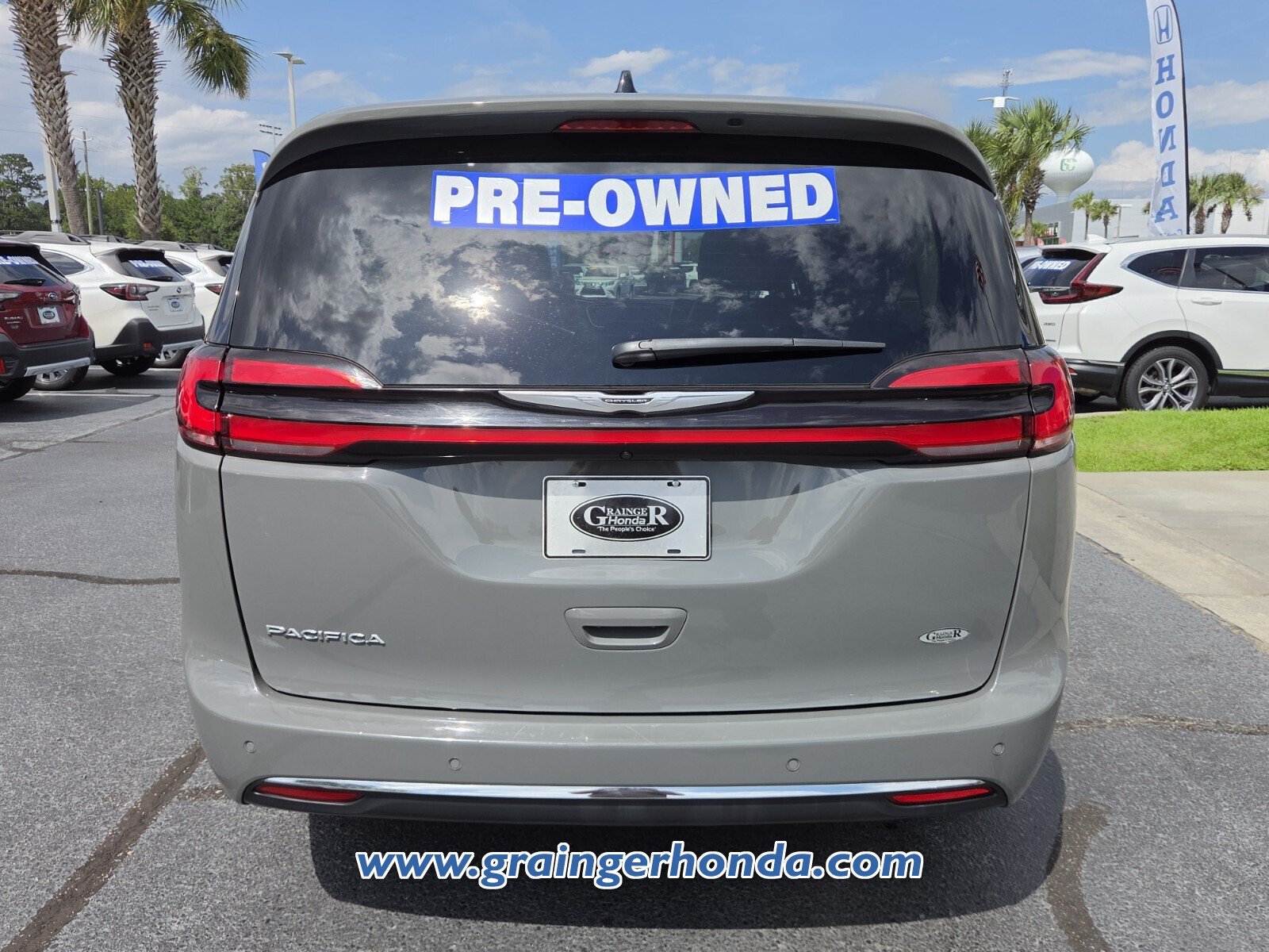 Used 2023 Chrysler Pacifica Touring-L FWD image 4