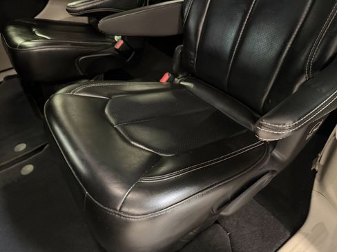 Certified 2023 Chrysler Pacifica Touring-L FWD image 29